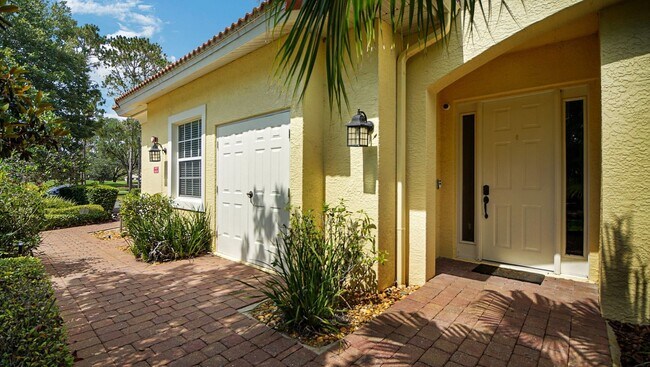 Building Photo - Southern Living At It's Best!!