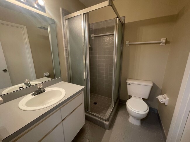 Building Photo - Discover the charm of Napier Oaks with this delightful 2-bedroom, 2-bathroom condo, perfectly sit...