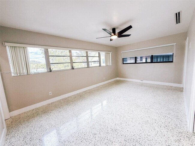 Building Photo - 425 NE 103rd St