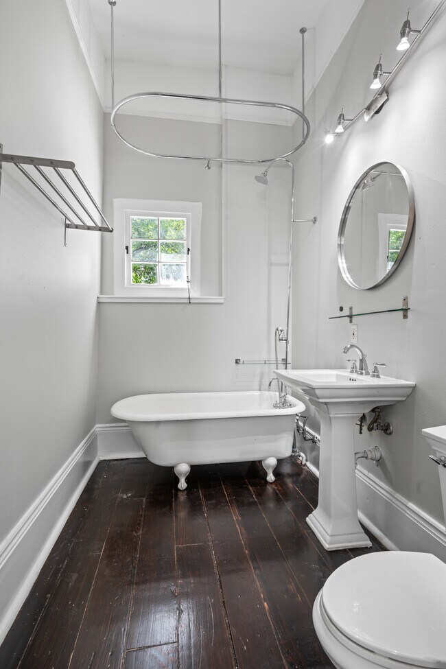 Building Photo - 1413 Burgundy St