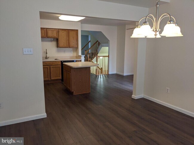 Building Photo - 625 Village Ct