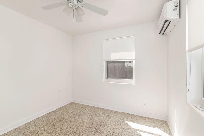 Building Photo - 222 Greenwood Dr