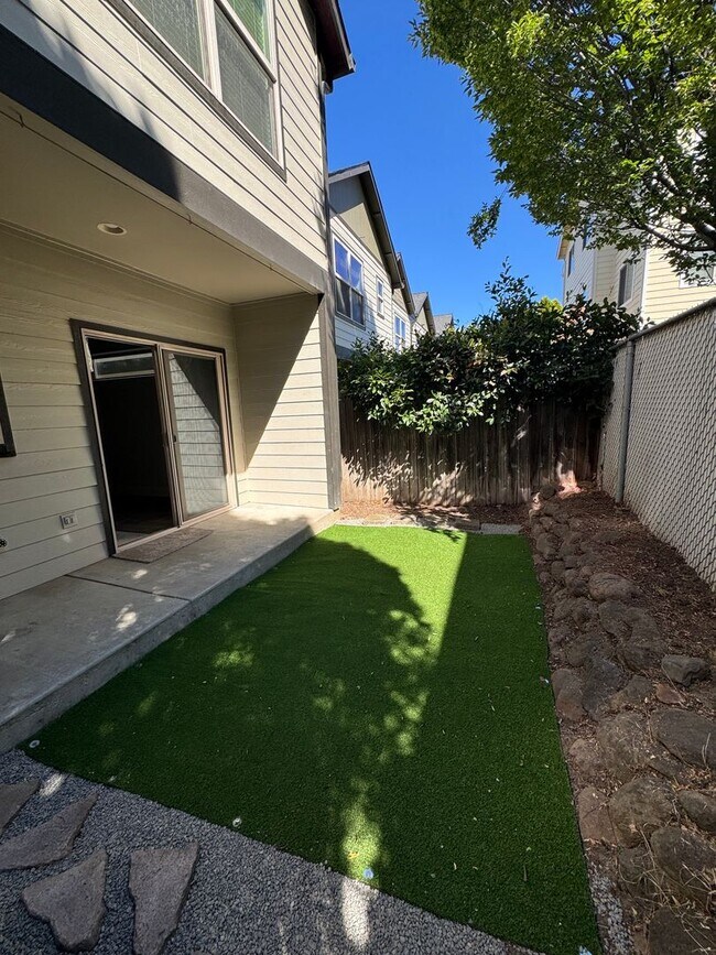 Building Photo - 2 Bedroom-2.5 Bath Townhome