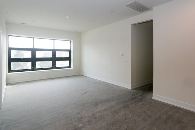Building Photo - 4300 W Montrose Ave