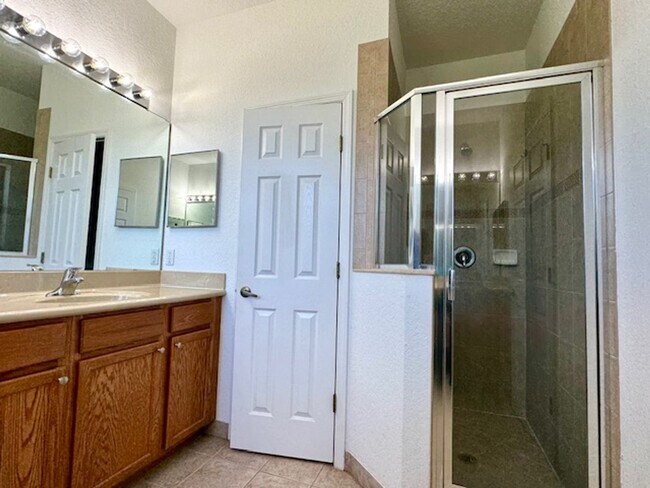 Building Photo - Townhome In St Cloud For Rent with  4 Bedr...