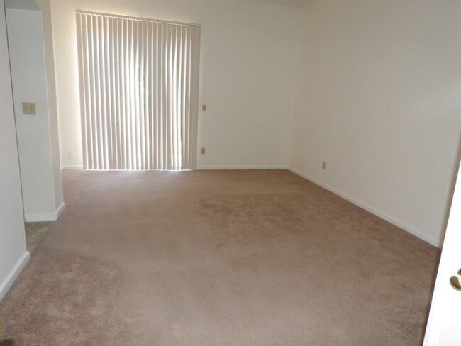 Building Photo - 154 Elkins Cir