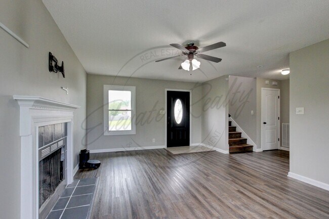 Building Photo - Three Bedroom On One Acre Lot in Clarksvil...