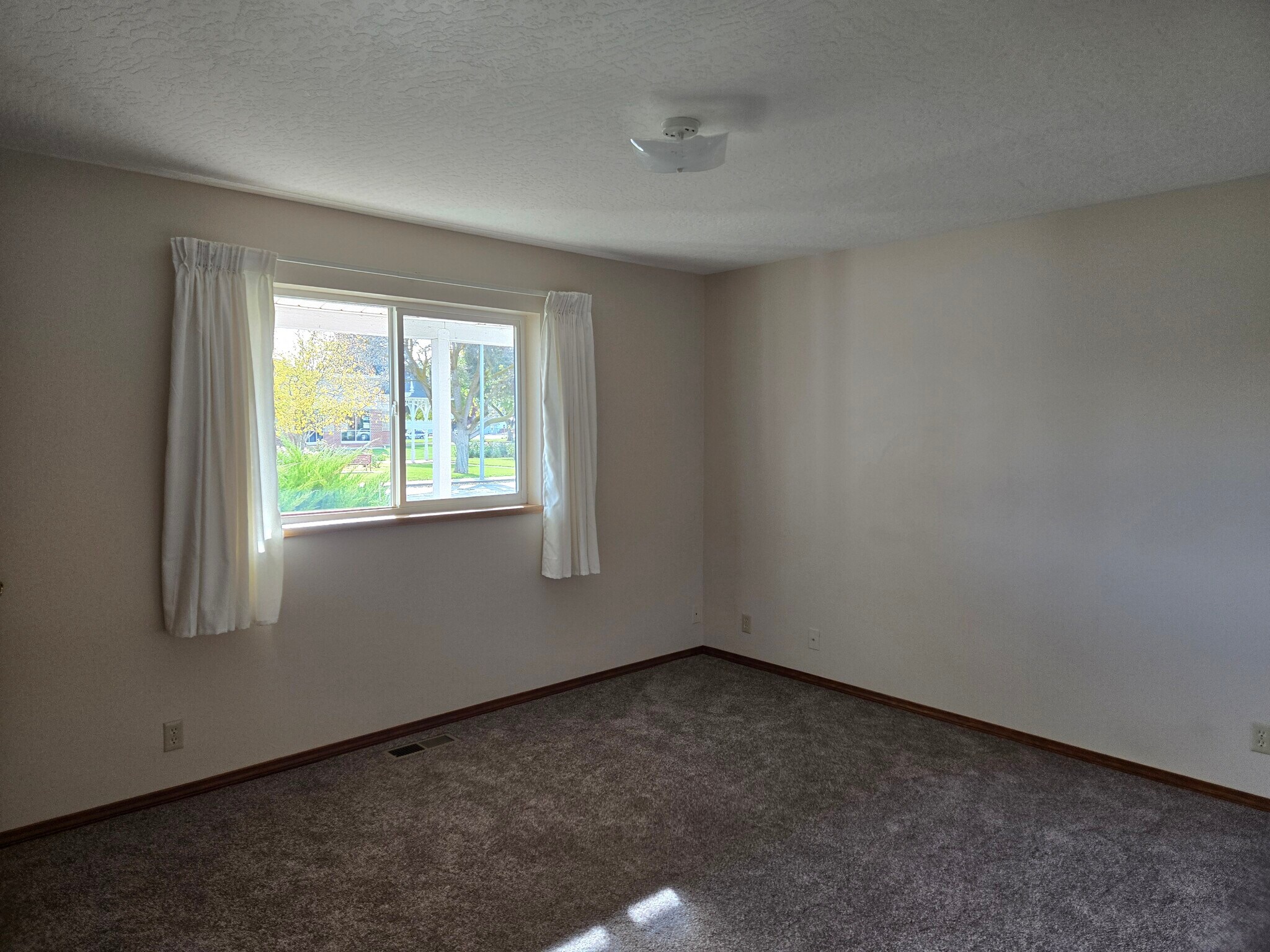 Building Photo - 935 Center Ave