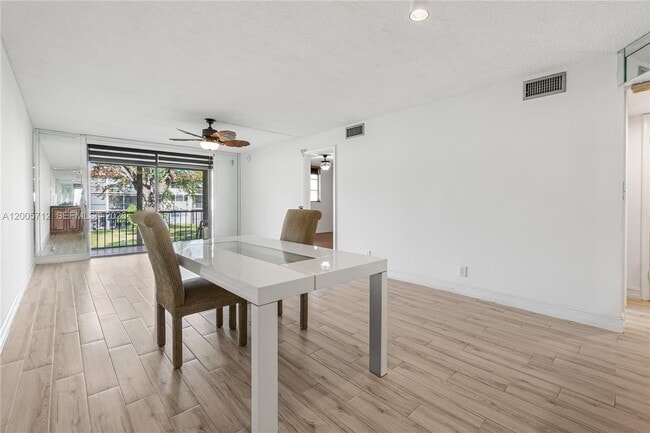 Building Photo - 711 S Hollybrook Dr