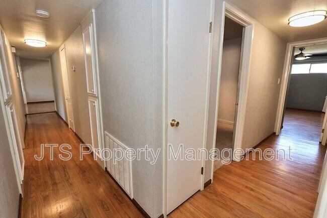 Building Photo - 2128 W La Loma Dr