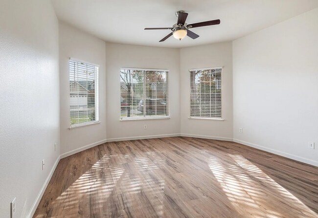 Building Photo - Immaculate Clovis Home! Stylish Updates + ...