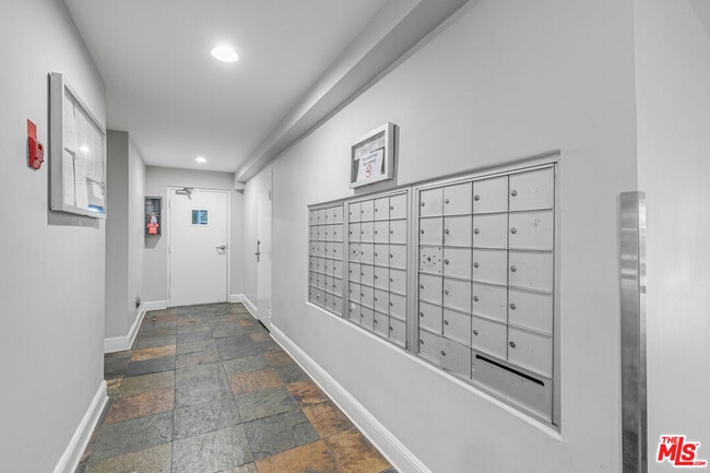 Building Photo - 8535 W Knl Dr