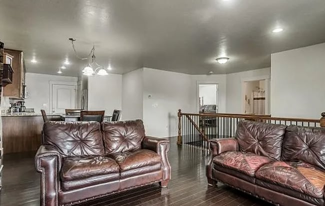 Building Photo - 930 1490 N