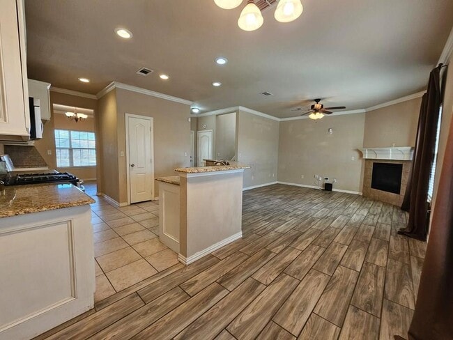 Building Photo - 607 NE Ave E Pl