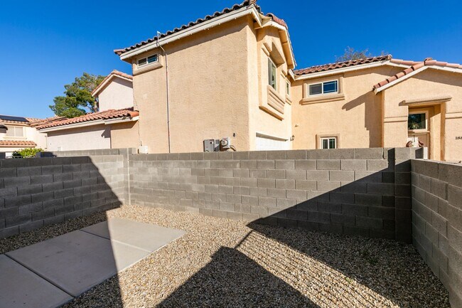 Building Photo - GORGEOUS HOME WITH TONS OF UPGRADES*GATED COMMUNITY WITH A COMMUNITY POOL*