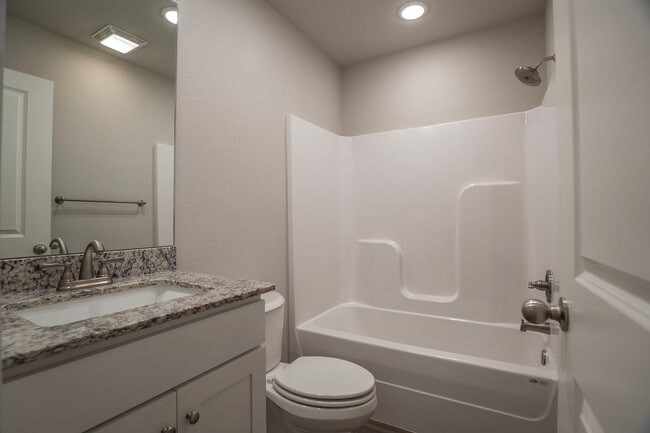 Building Photo - 2 Bedroom 2.5 Bath in Fayetteville!