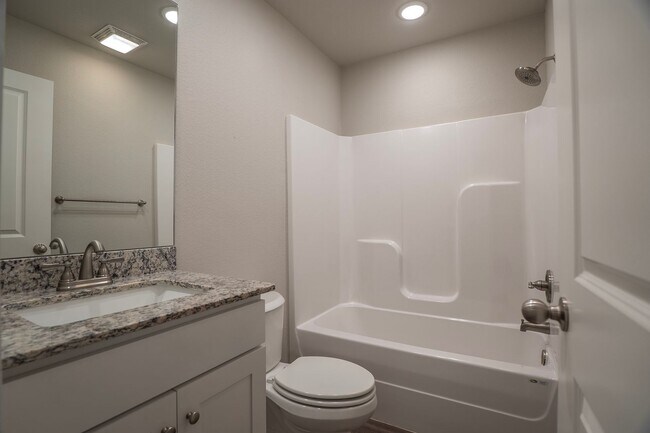 Building Photo - 2 bedroom 2.5 bath townhome located in Fayetteville AR!