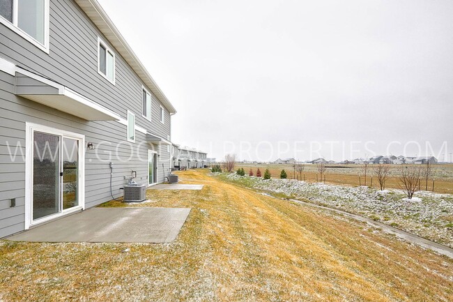 Building Photo - Beautiful 3 bedroom 2.5 bath townhome in W...