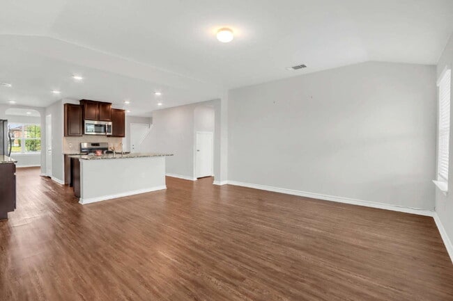 Building Photo - "Spacious 5-Bedroom Sanctuary with 2.5 Bat...