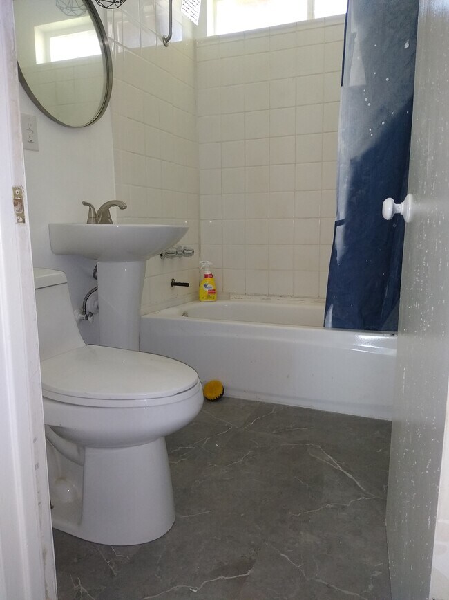 full bath - 3105 Bristol Ave