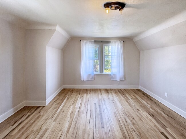 Building Photo - 540 Van Buren St
