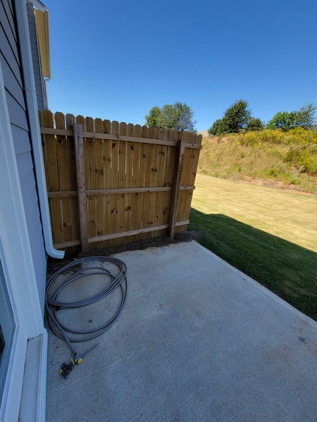 Building Photo - Townhome in McDonough!