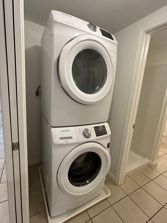Building Photo - Split ACs! 3 Bathrooms! Indoor Laundry!