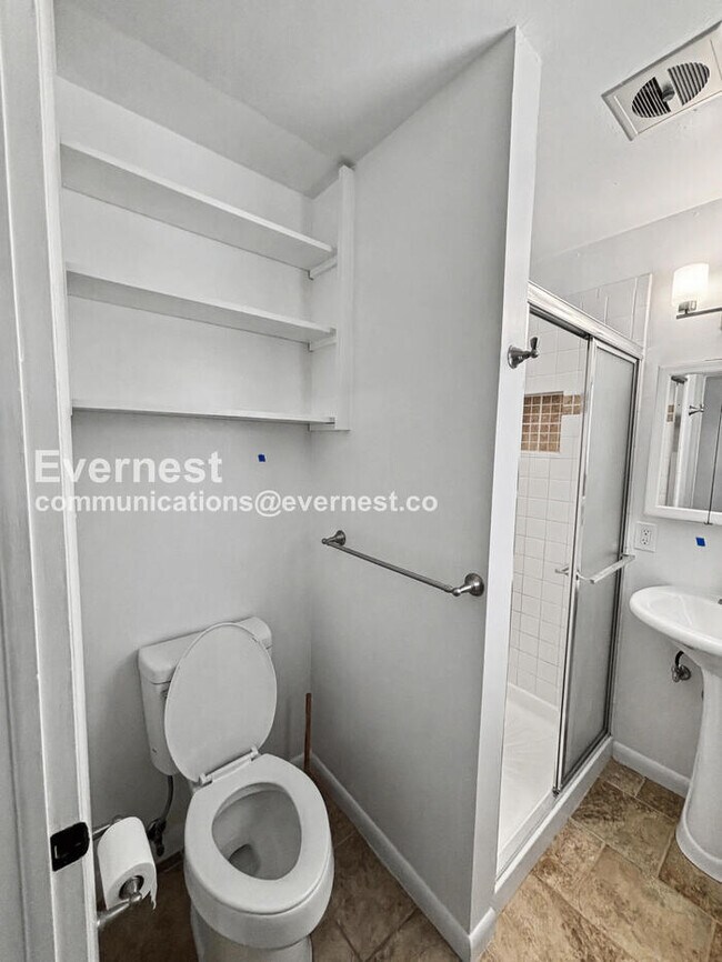 Building Photo - 4 Bed/3 Bath Home with Fenced Yard & Garage / Available Now!