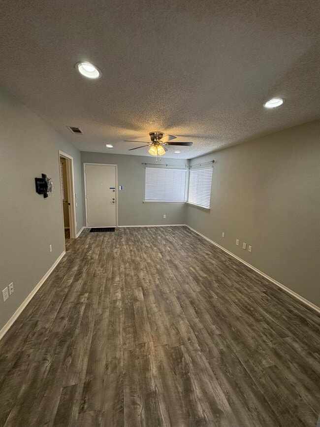 Building Photo - 317 W William Cannon Dr