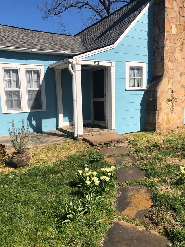 Building Photo - 611 Phillips Ave
