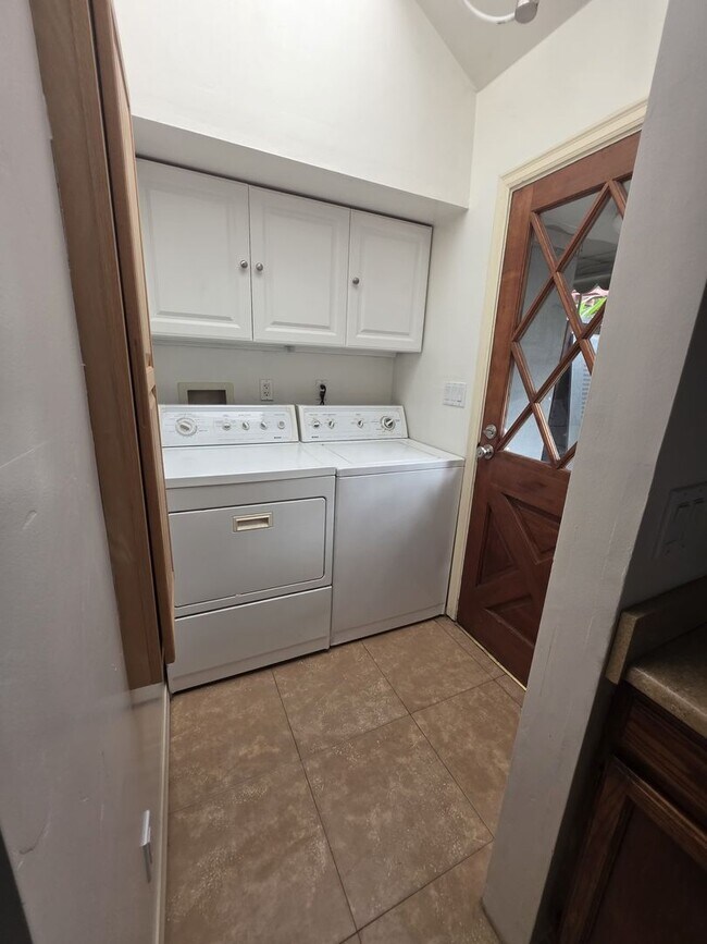 Building Photo - 2072