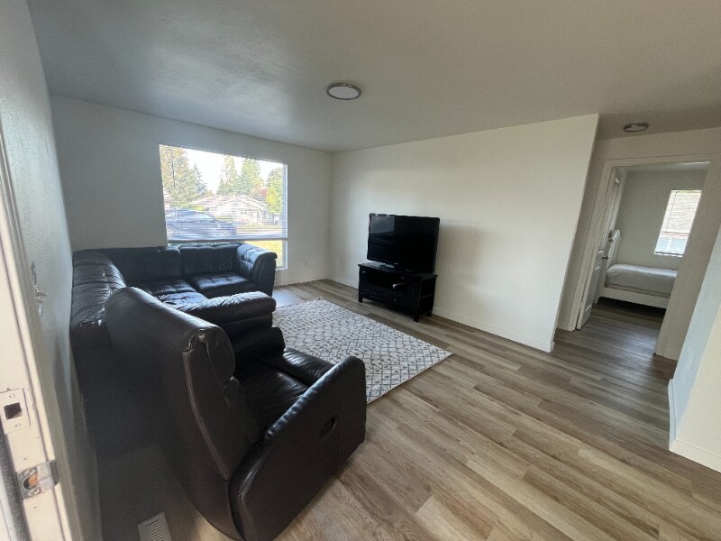 Building Photo - 1130 E 51st St