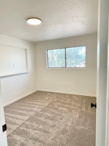 Building Photo - 37830 N Linda Dr