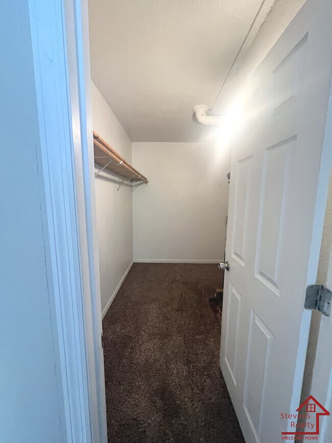 Building Photo - 915 S Seminole Dr