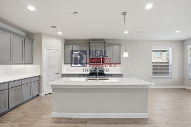 Building Photo - Spacious 4 Bedroom Home with Functional Layout