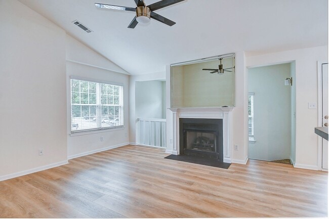 Building Photo - 2393 London Pointe Dr