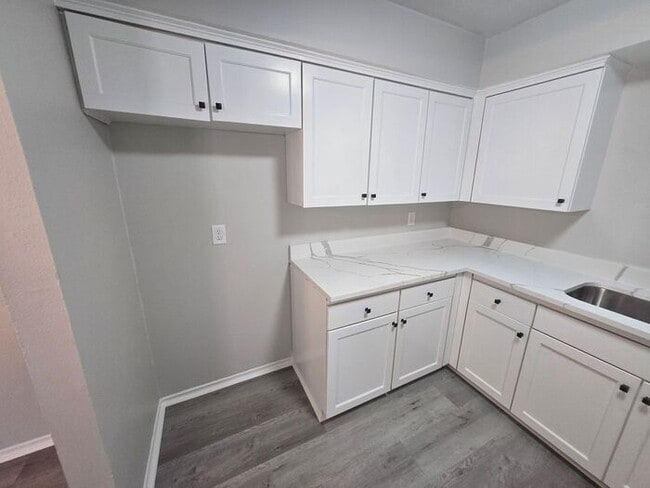Building Photo - 3 Bedroom/2 Bathroom/1 Covered Parking Places - Remodeled
