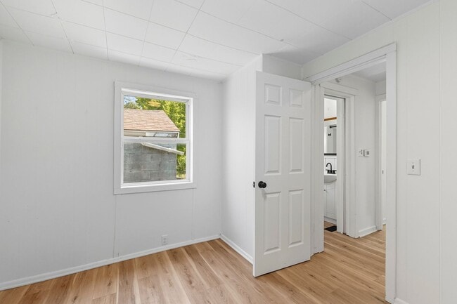 Building Photo - NEW LISTING! 2 BEDROOM HOME