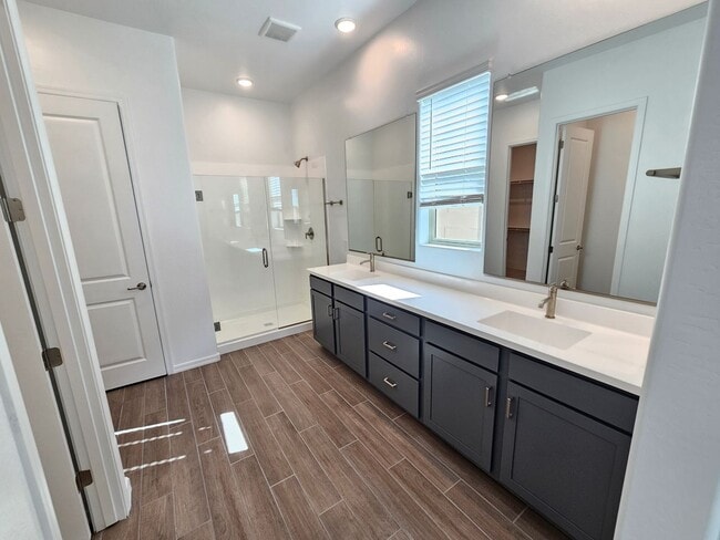 Building Photo - Wonderful new build with family fun amenities