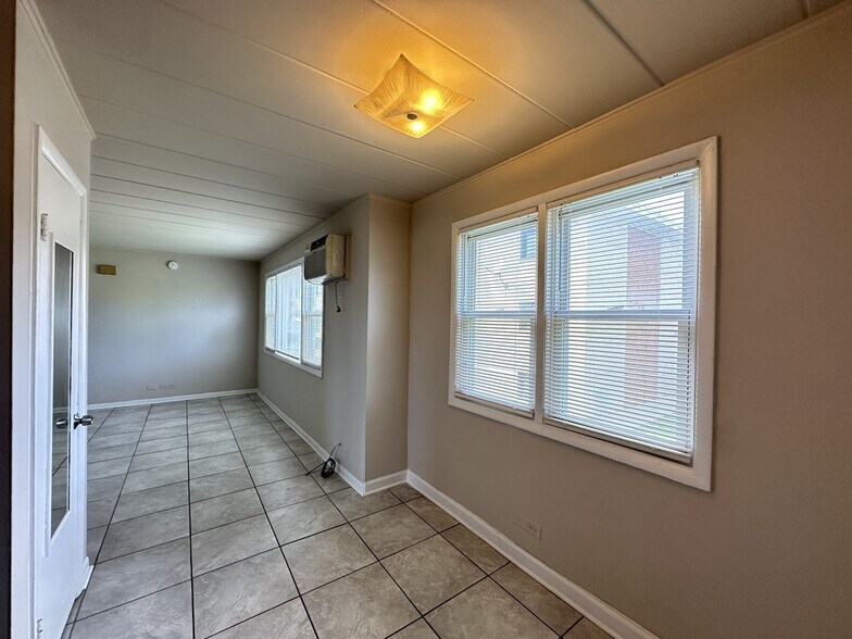 Building Photo - 9610 Ivanhoe Ave