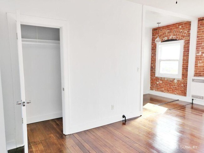 Building Photo - bedroom in Los Angeles CA 90038