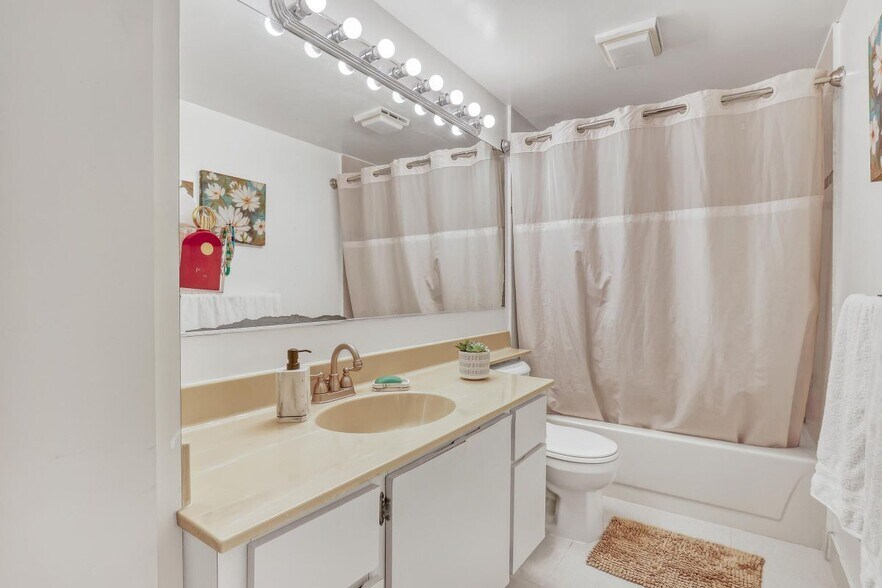 Building Photo - 728 Mill Valley Pl