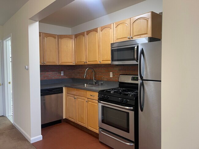 Building Photo - 152 Undercliff Ave