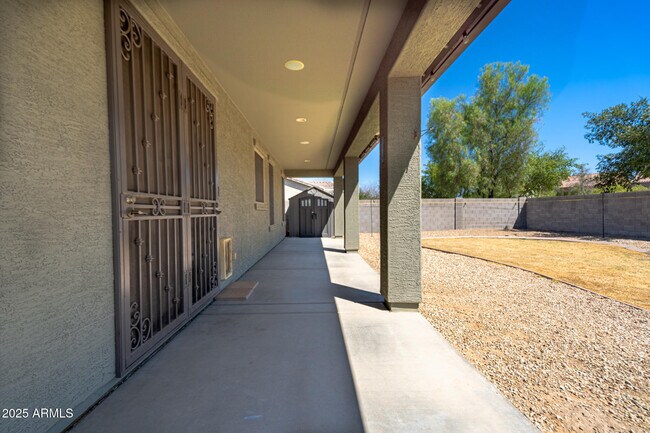 Building Photo - 18433 W Sunnyslope Ln