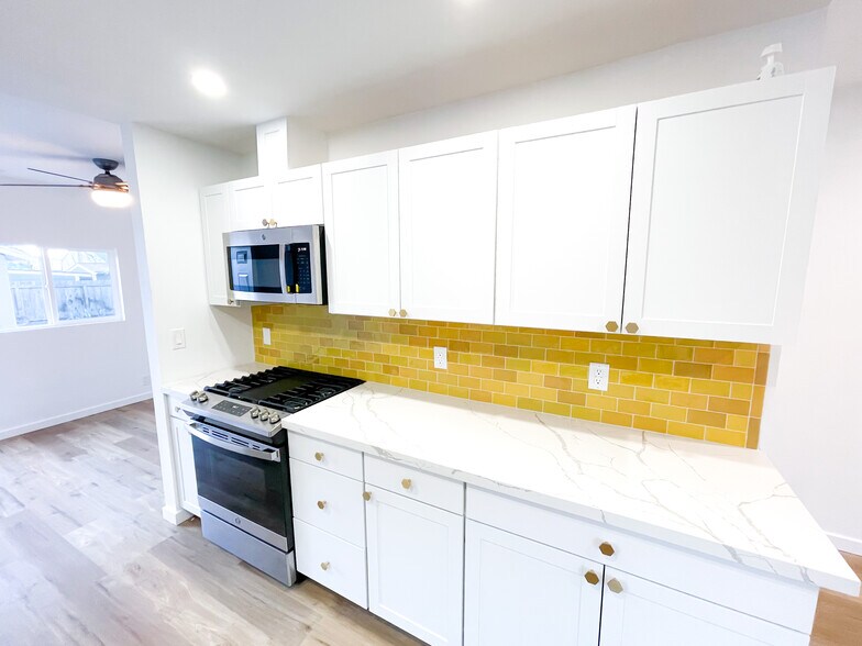 Kitchen - 162 Comstock Dr