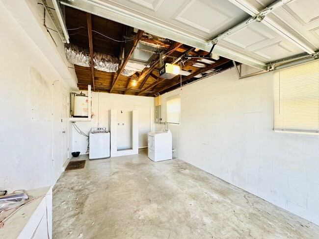 Building Photo - Fantastic 2br/1ba/1car gar available now i...