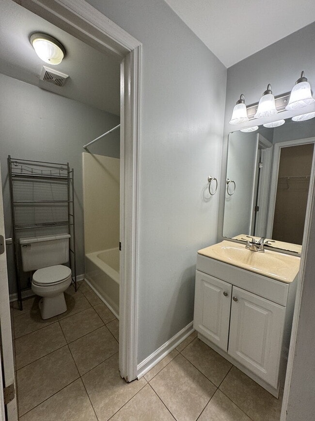 Building Photo - Beautiful 3 Bedroom, 2 Bath Home-3016 E. Windgate Ct.