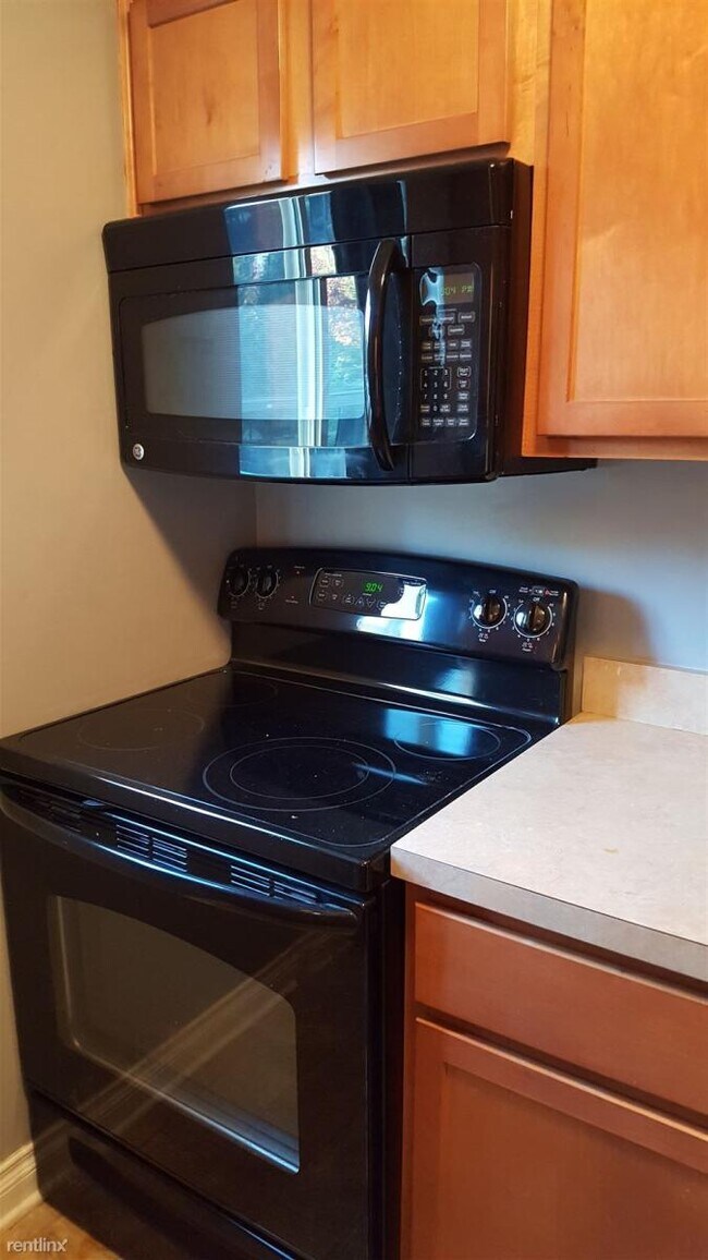 Stove and Microwave - 675 Randolph St