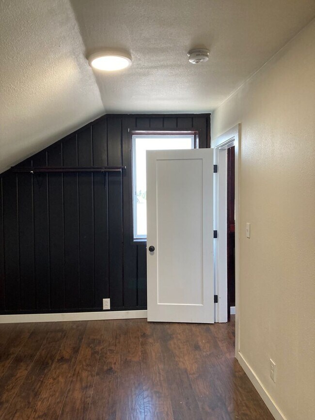Building Photo - Spacious Multi-Level Apartment in the Hear...