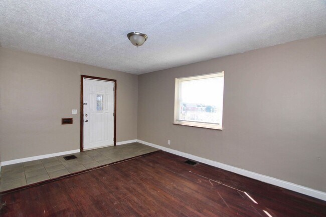 Building Photo - 2 Bedroom 1 Bathroom House